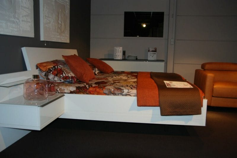 slaapkamer 0775 kast breedte 300 cm hoogte 223 cm, commode, bed 180/200; 2 nachttafels exclusief matras en lattenbodem